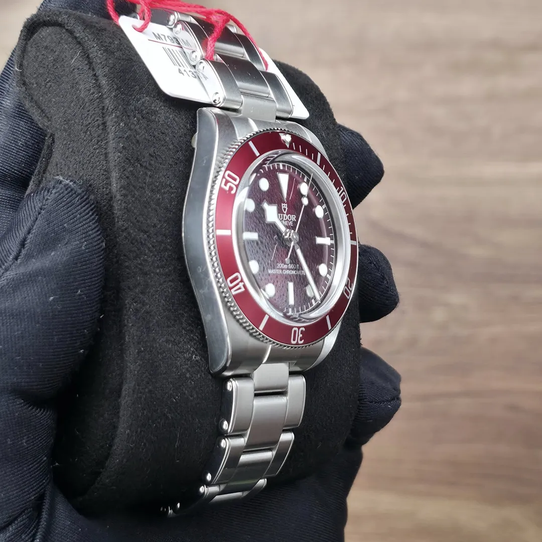 Tudor Black Bay 58 BB58 Burgundy M7939A1A0RU-0002 on wrist