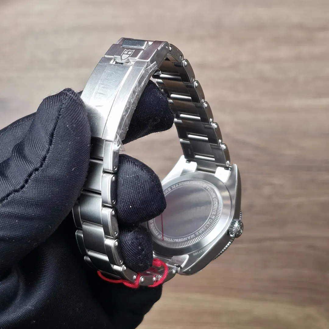 Tudor Black Bay 58 BB58 Burgundy M7939A1A0RU-0002 on wrist