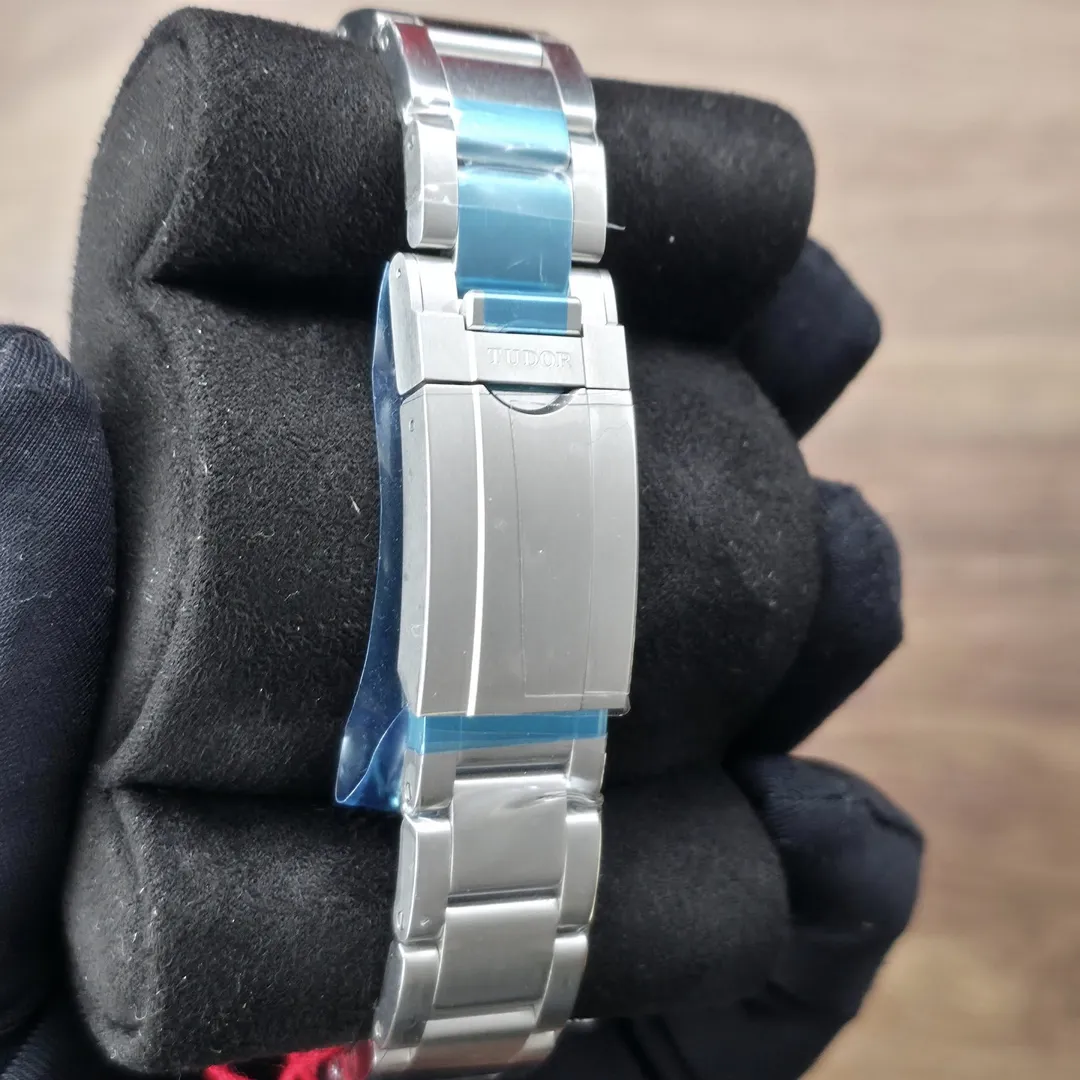 Tudor Ranger M79950-0001 on wrist